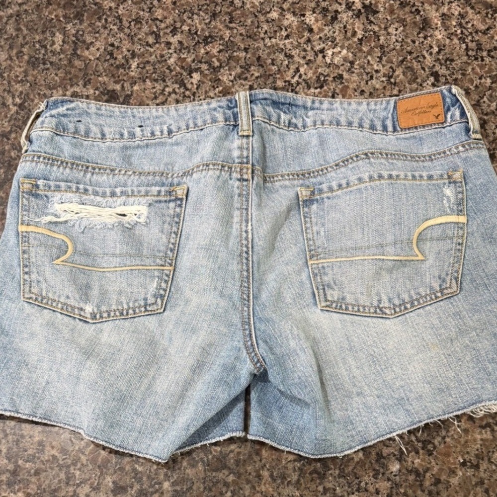 American Eagle Womens Distressed Denim Cut Off Shorts Light Wash Blue Size 10 - Picture 2 of 5